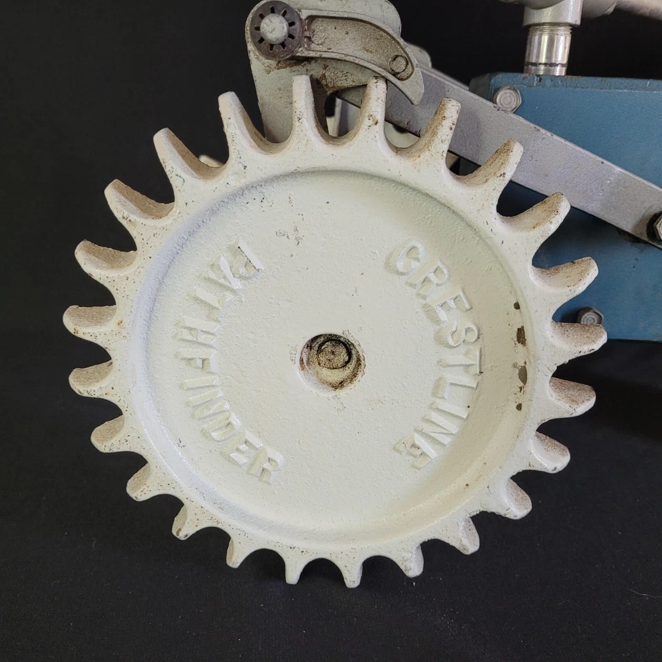 MUY RARO De colección Crestline Pathfinder Hierro Fundido Caminar Césped Rociador Tractor Foto 2 de 4