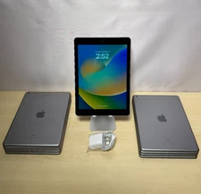 Apple iPad (5th Generation) 128 GB, Wi-Fi, 9.7 in MN A1822 - Space Gray