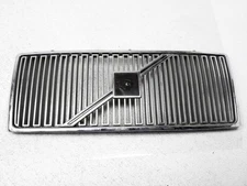 1991-1992 Volvo 740 Front Upper Grille Assembly 1358485 *Cracked Emblem