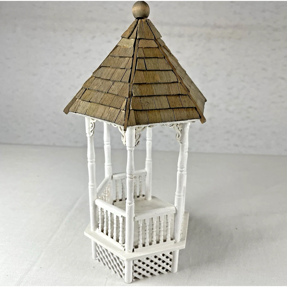 Gazebo blanco miniatura para casa de muñecas 1:24 hecho de kit por pestañas artesanales Haight Chairs Foto 2 de 4