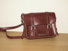 Dr. Martens 7" mini borsa a tracolla piccola kiev pelle rosso ciliegia (29)