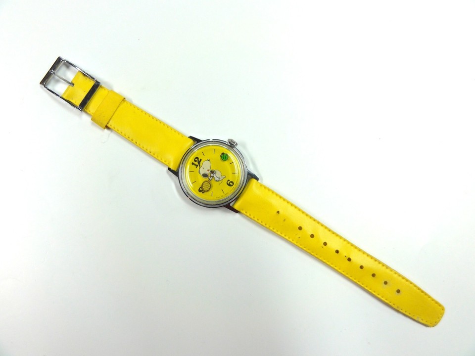VINTAGE 1976 TIMEX YELLOW "SNOOPY" TENNIS WATCH MYSTERY BALL SECOND
