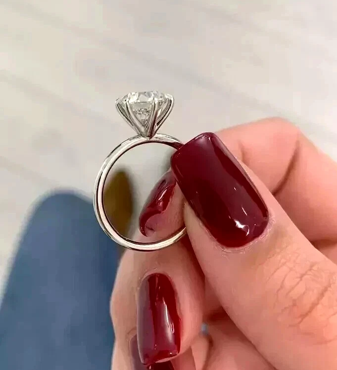 Anillo de compromiso para mujer de diamantes creados en laboratorio de corte redondo de 3 quilates enchapado en oro blanco de 14 quilates Foto 3 de 4