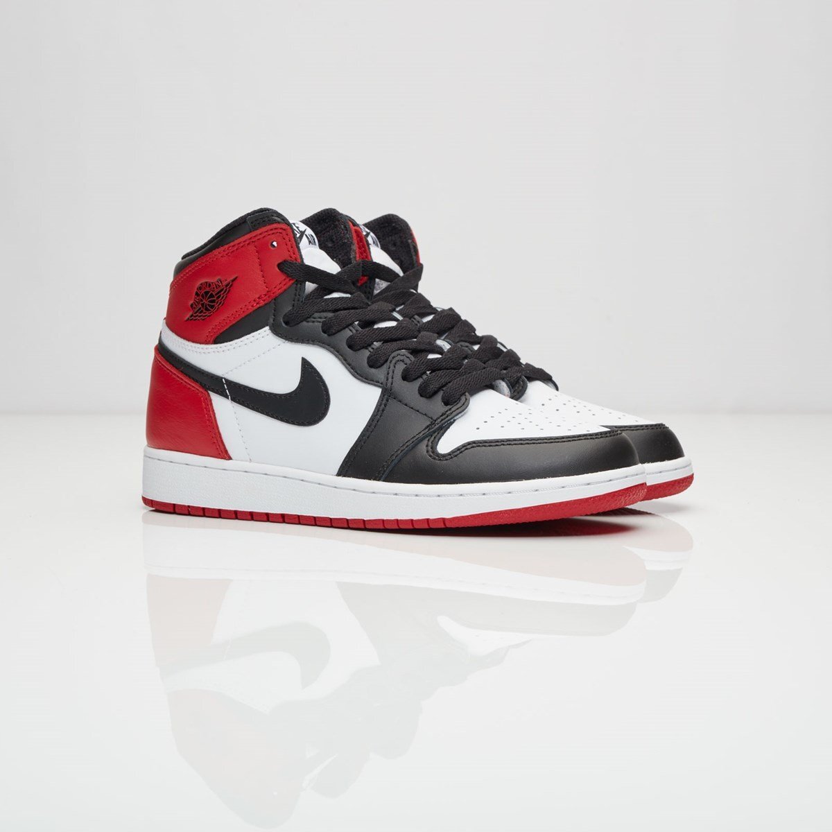 Nike Air Jordan Retro I 1 High OG GS 2016 Black Toe White Nike Air Jordan Retro I 1 High OG GS 2016 Black Toe White