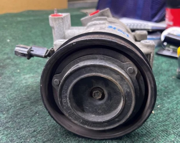 Compresor de aire acondicionado Hyundai Veloster 2012-2014 Foto 3 de 4