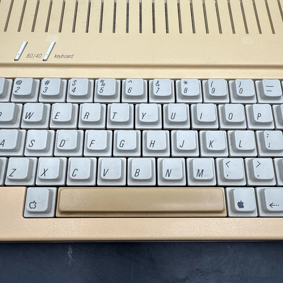 Computadora Apple IIC A2S4000 vintage Apple COMO ESTÁ SIN PROBAR sin cable de alimentación ni cables Foto 4 de 4