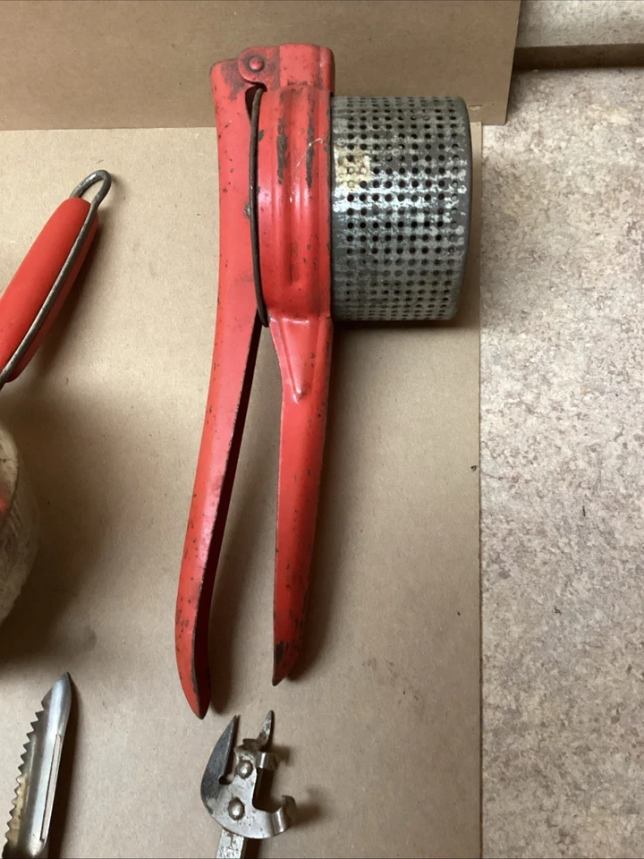 Lote de 9 utensilios de cocina de campo vintage con mango rojo 8 madera 1 plástico Foto 2 de 4