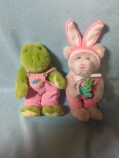 2001 Hugfun International 10" Plush Frog And Bear In Bunny Hat & Pink Overalls 