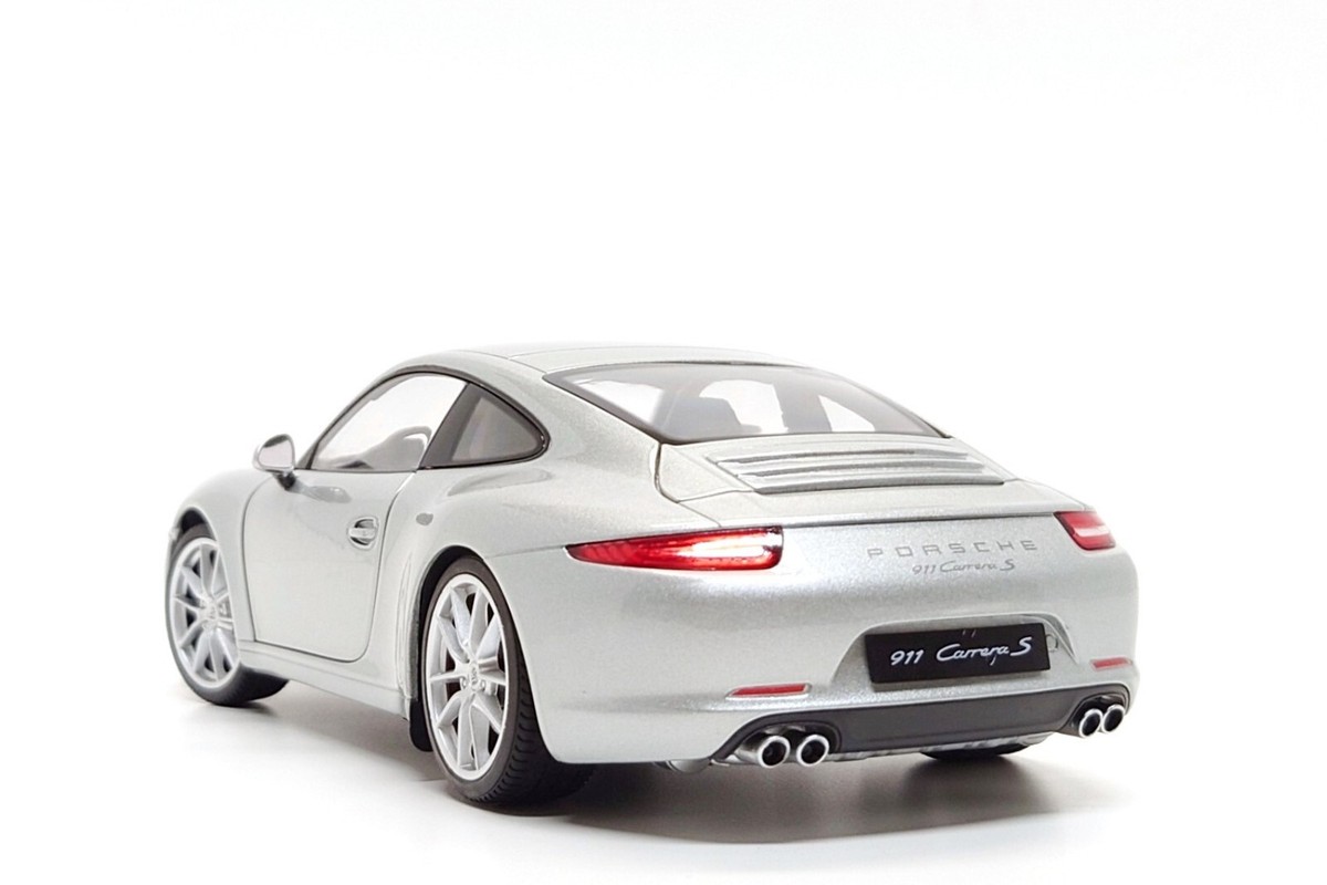 Welly NEX 1:18 Porsche 911 Carrera S Coupe (991) in Rhodium