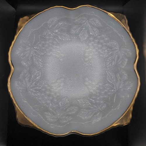 Anchor Hocking Milk Glass Textured Grapes Bowl Gold Gild Trim Wear Vintage - 第 1/12 張圖片