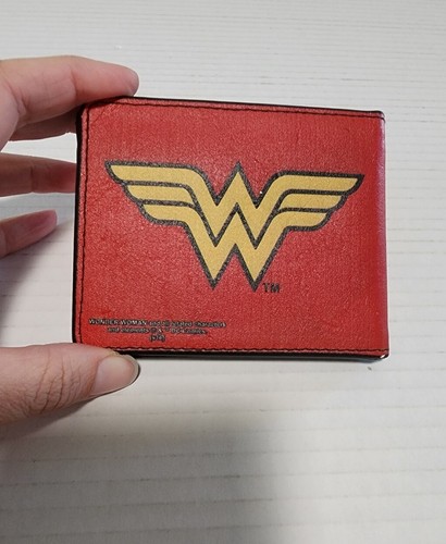 bi-fold DC wonder women logo red black gold - Picture 4 of 5