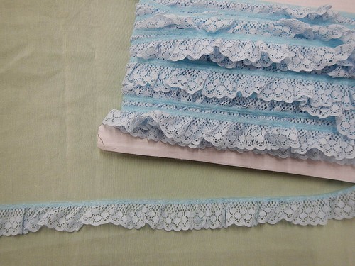 Gathered Blue Lace 19 metres (170) - Picture 2 of 2
