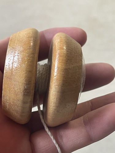 Juguete YO YO YO de latón con tapa de madera vintage de aplausos - Imagen 2 de 4