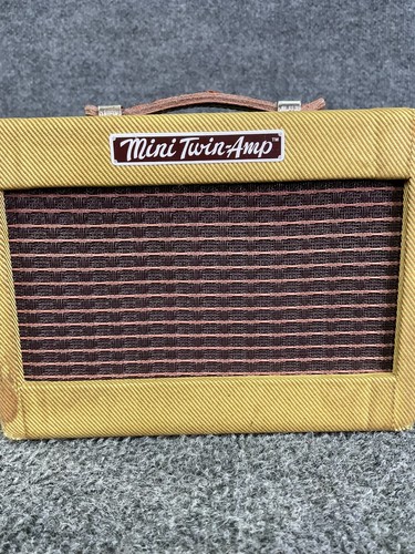 Fender Guitar Amplifier Portable Battery Powered Mini Twin-Amp 9 Volt - Picture 3 of 13