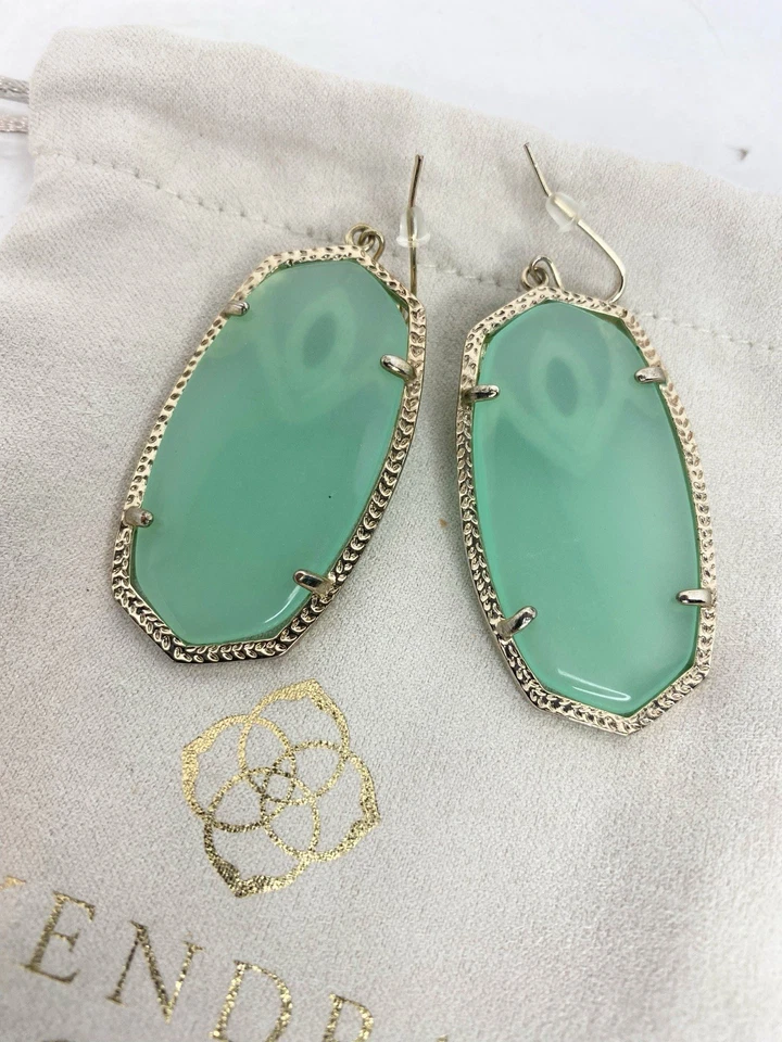 Pendientes colgantes KENDRA SCOTT calcedonia Darby tono dorado Foto 4 de 4