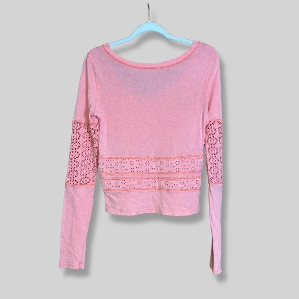 Blusa We The Free Free People rosa crochê renda manga longa desgastada média - Imagem 2 de 4