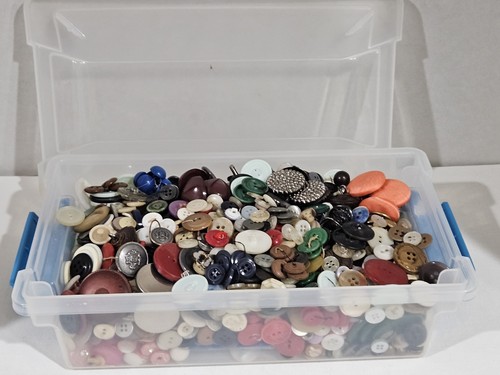 Riesiges Konvolut verschiedene Knöpfe ~ Vintage bis jetzt ~ 2+ Pfund in Kunststoff-Deckeldose