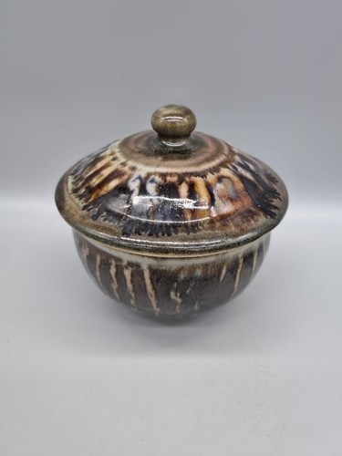 A Studio Pottery Lidded Bowl And Plate, Signed 'Suz'. - Picture 8 of 16