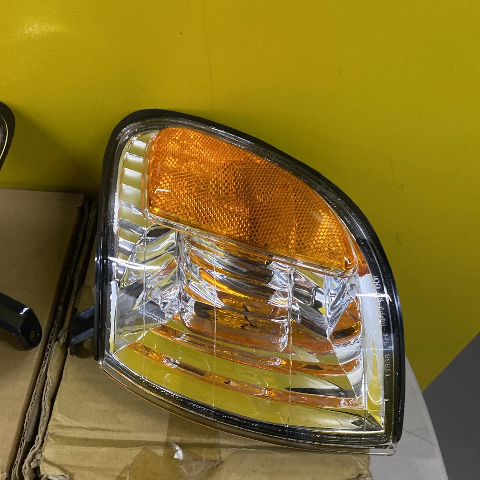 EAGLE EYES FRONT INDICATOR LIGHT TURN SIGNAL R & L FOR 00-04 TOYOTA TUNDRA - Image 2 of 4