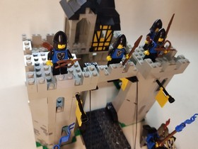 LEGO 6073 Knight's Castle 1984 Black Knights Castle 6073-1 Black Falcons #2