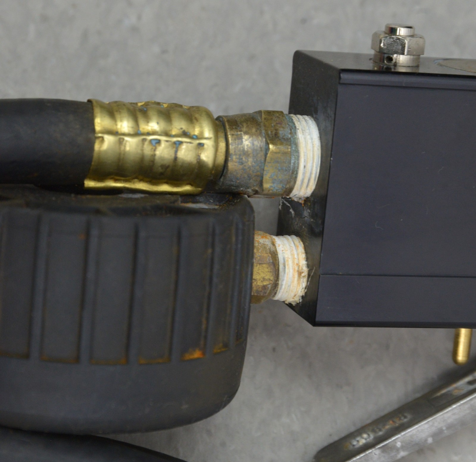 Milton Industrie 17-6F-506 Universal High Flow Safety Tire Inflator Kit Military