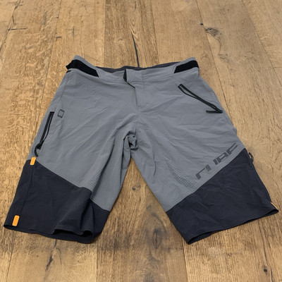 Cube Herren Fahrradshorts Größe M Grau/Schwarz Radsport