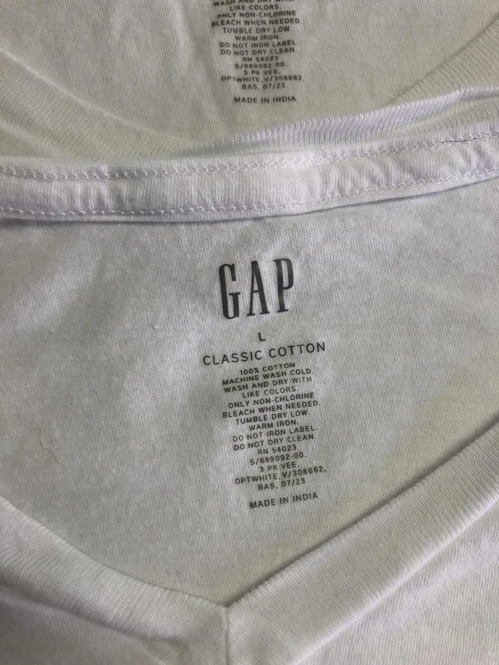 Paquete de 3 camisetas interiores GAP para hombre grandes blancas manga corta clásicas de algodón con cuello en V Foto 3 de 4