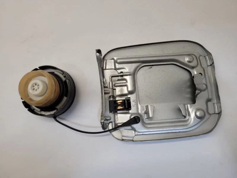 Дверца топливного бака 2001 2002 2003 2004 2005 TOYOTA RAV4 серебристая - Изображение 4 из 4