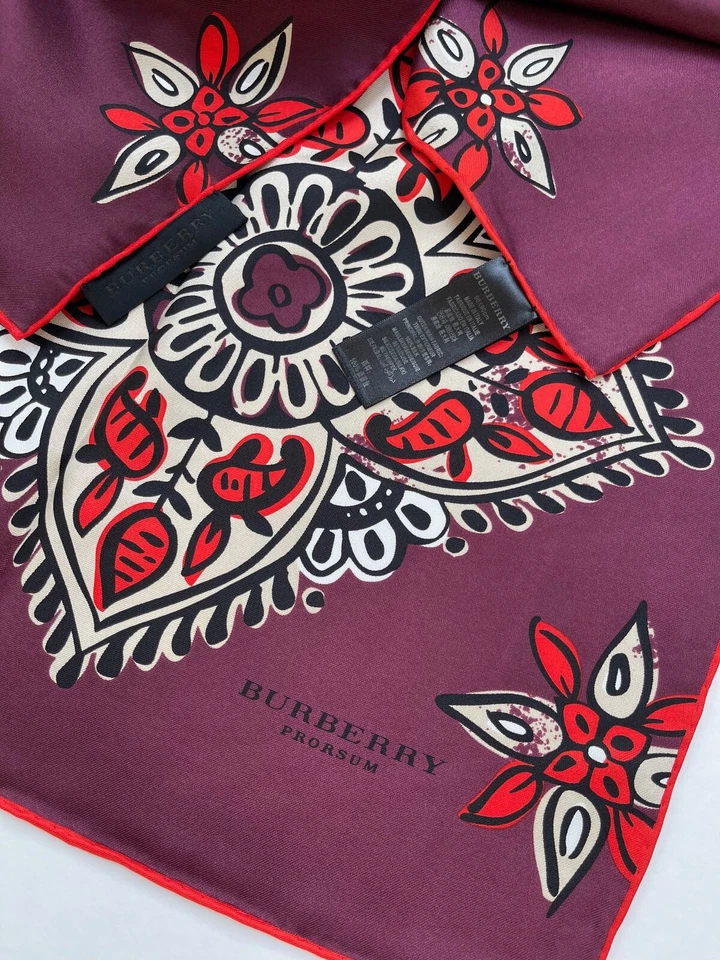 Bufanda unisex Burberry envoltura de seda estampado floral afortunado borgoña con logotipo de flor de la Alhambra Foto 2 de 4