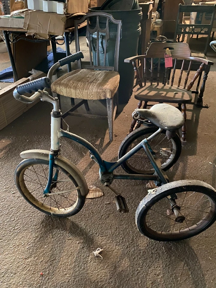 dois triciclos antigos dos anos 40 e 50 - Imagem 2 de 3