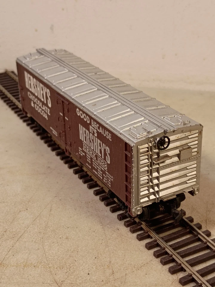 Tyco HO Scale Hershey's Chocolate & Cocoa HERX 1038 40' Boxcar Reefer - Image 2 of 4