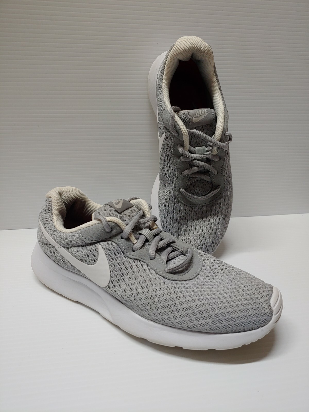 nike womens tanjun athletics sneakers