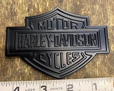 Cubierta de batería Black Bar Shield Sissybar emblema Harley 4" insignia medallón caja de herramientas