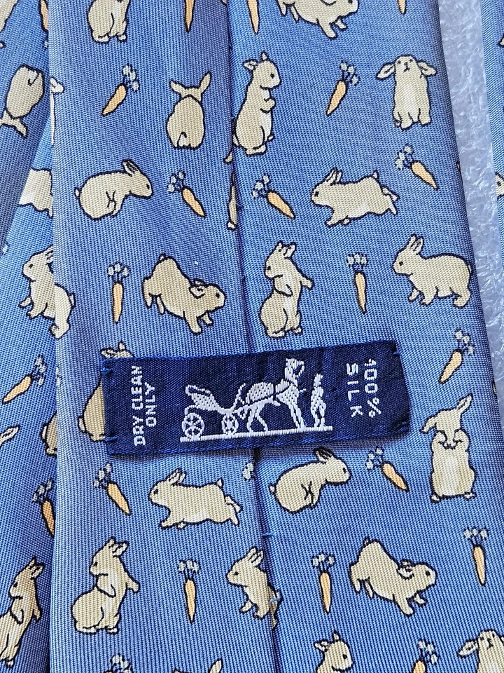 Corbata HERMES TIE 7425HA conejos y zanahorias en seda azul claro Foto 3 de 4
