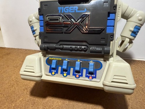 2-XL Tiger Electronics Talking Robot 1992 w/ Original Box and Manual DOESNT WORK - Picture 3 of 24