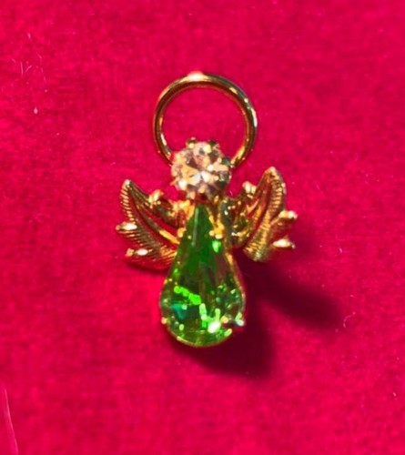 14 KT GOLD PLATED BIRTHSTONE AUGUST GREEN ANGEL LAPEL PIN - Picture 3 of 3