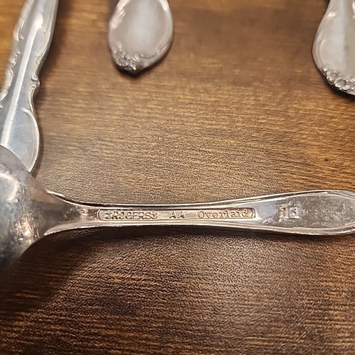 WM. ROGERS IS 37 PCS. MOONLIGHT VICTORIAN ROYAL SILVER PLATE FLATWARE Lot - Picture 12 of 16