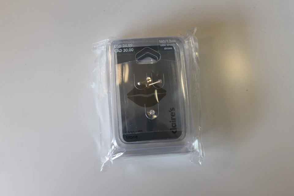 Lote de 2 pernos de anillo labial de titanio Claire's, 16G/1,2 mm, circonita cúbica, oro Foto 4 de 4