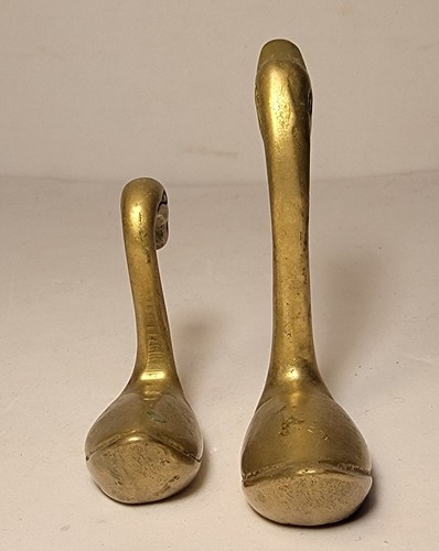 Cygnes anciens en laiton 3,5" de haut et 2,5" de haut fabriqués en Inde - Photo 3/5