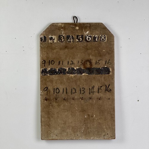 Llavero de madera numerado primitivo vintage de principios del siglo XX con clavos - Imagen 1 de 6