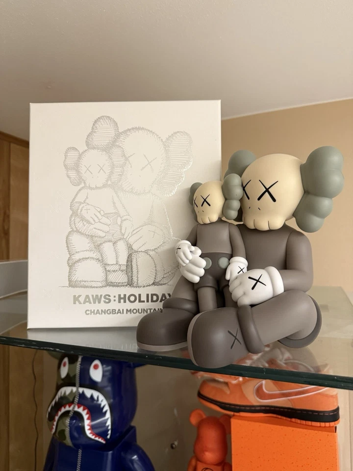 KAWS Holiday Companion 2018 marrón Foto 2 de 2