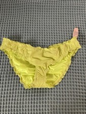 NWT Victoria  s Secret Ruffle Cheeky Swim Bottom Size M