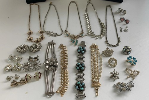 Vintage Estate Jewelry Box Lot: Necklaces, Pins, Bracelets, Earrings, Rings 35pc - Foto 4 di 22
