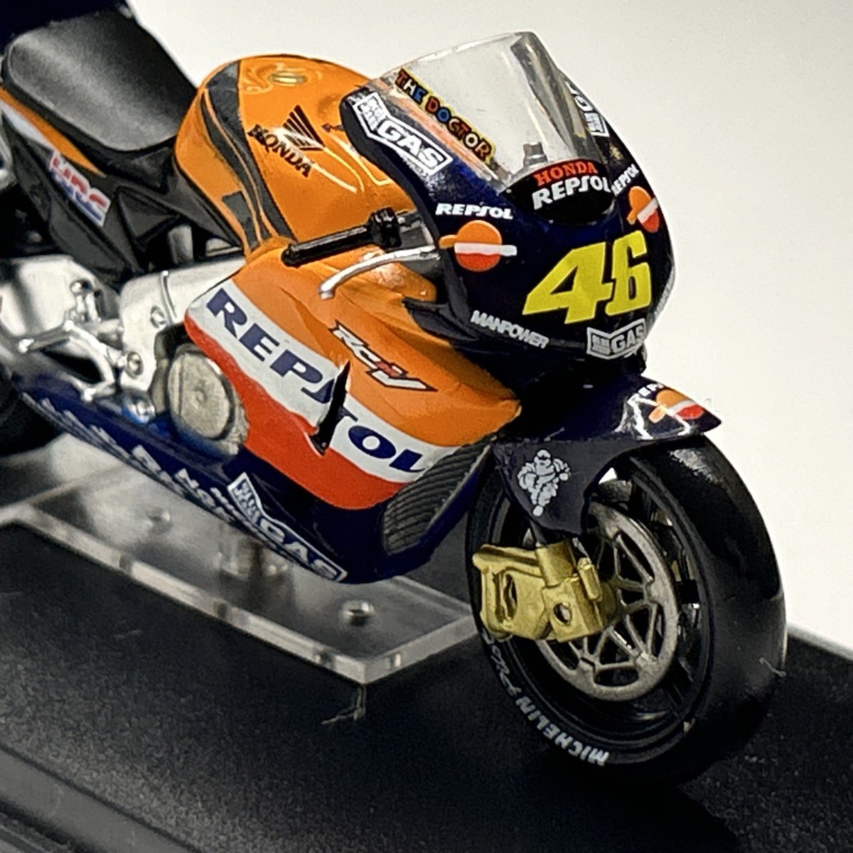 IXO Honda RC211V #46 Valentino Rossi 2002 World Champion 1:24