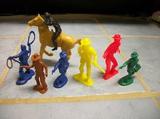 14 PIECE VINTAGE COWBOY SET 2 1/2 TO 3 INCH PLASTIC FIGURES LOT HORSE