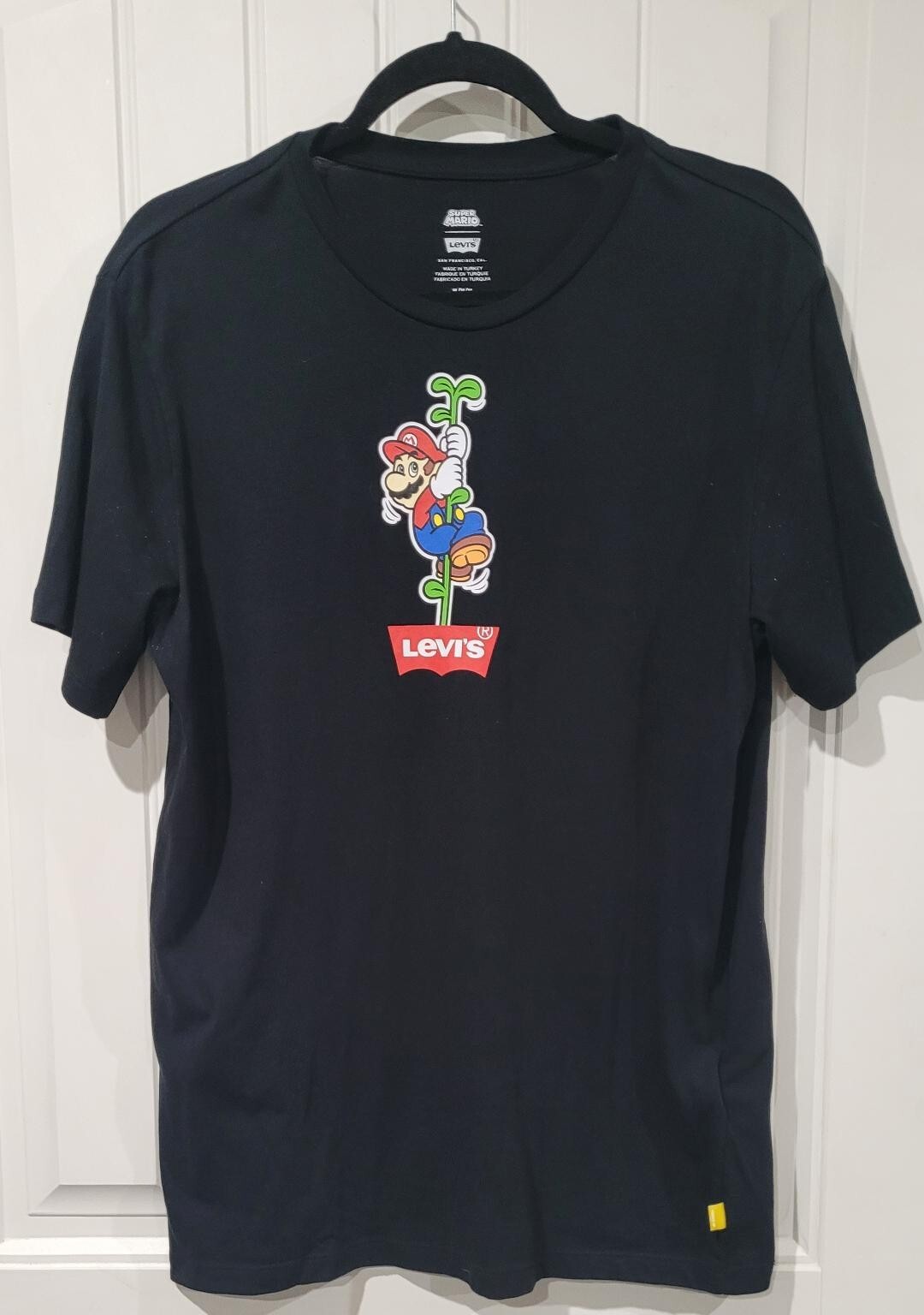 LEVI'S MEN'S SHORT SLEEVE SUPER MARIO BROTHERS GRAPHIC T-SHIRT BLACK- Size M