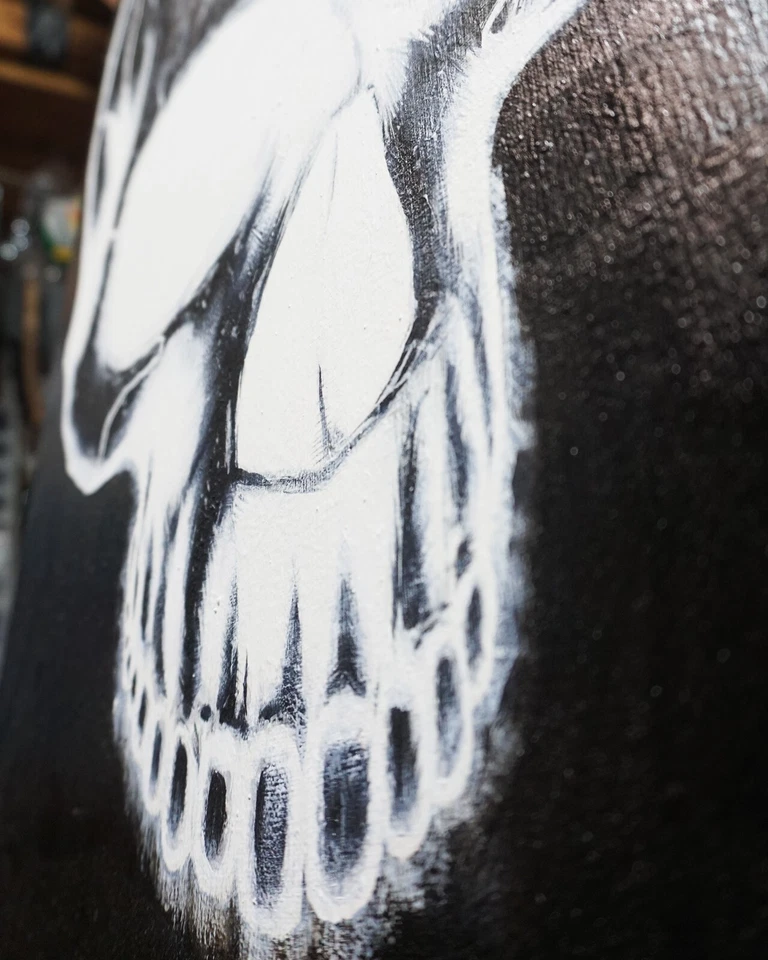 Pintura Retrato Calavera Icónica - Arte Original - 16"x20" - Luz Negra UV Foto 3 de 4