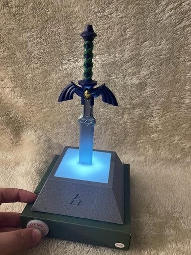 Zelda: BOTW - Hylian Shield Collector's Edition & Paladone Master Sword Light - Picture 7 of 8