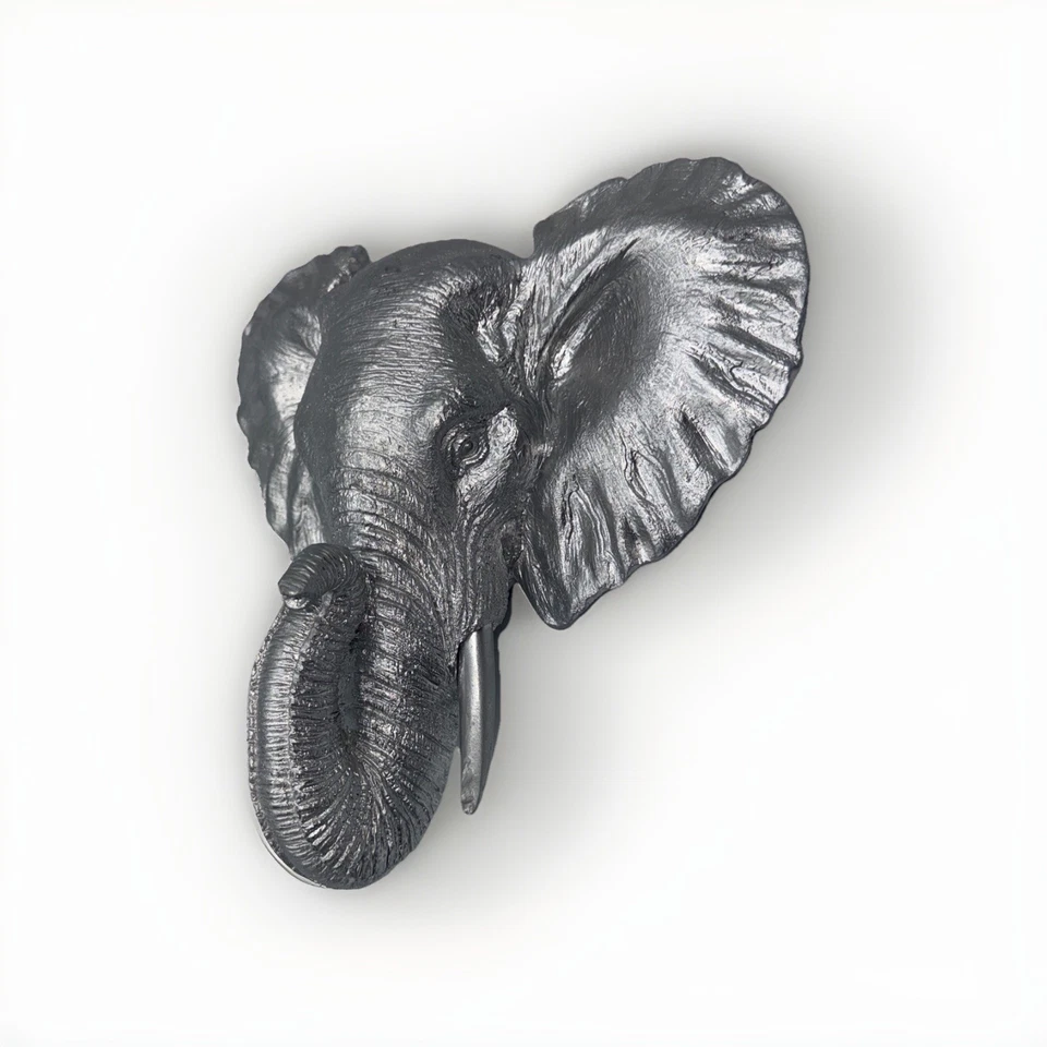 Cabeza de elefante con colmillos arte de pared escultura tronco de la suerte brillante detallado plateado Foto 3 de 4