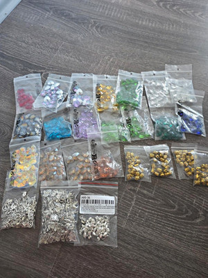 Großes Schmuckzubehör Konvolut 400+ Teile Herzen, Charms, Buddha-Perlen  Basteln
